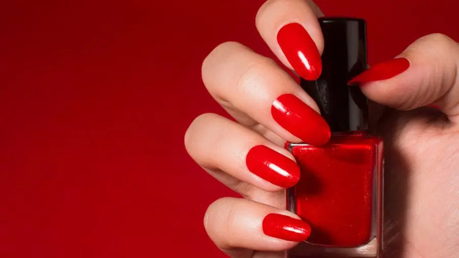 O esmalte condutor funciona como uma ponte entre a unha e a tela, permitindo que o toque seja reconhecido pelo celular