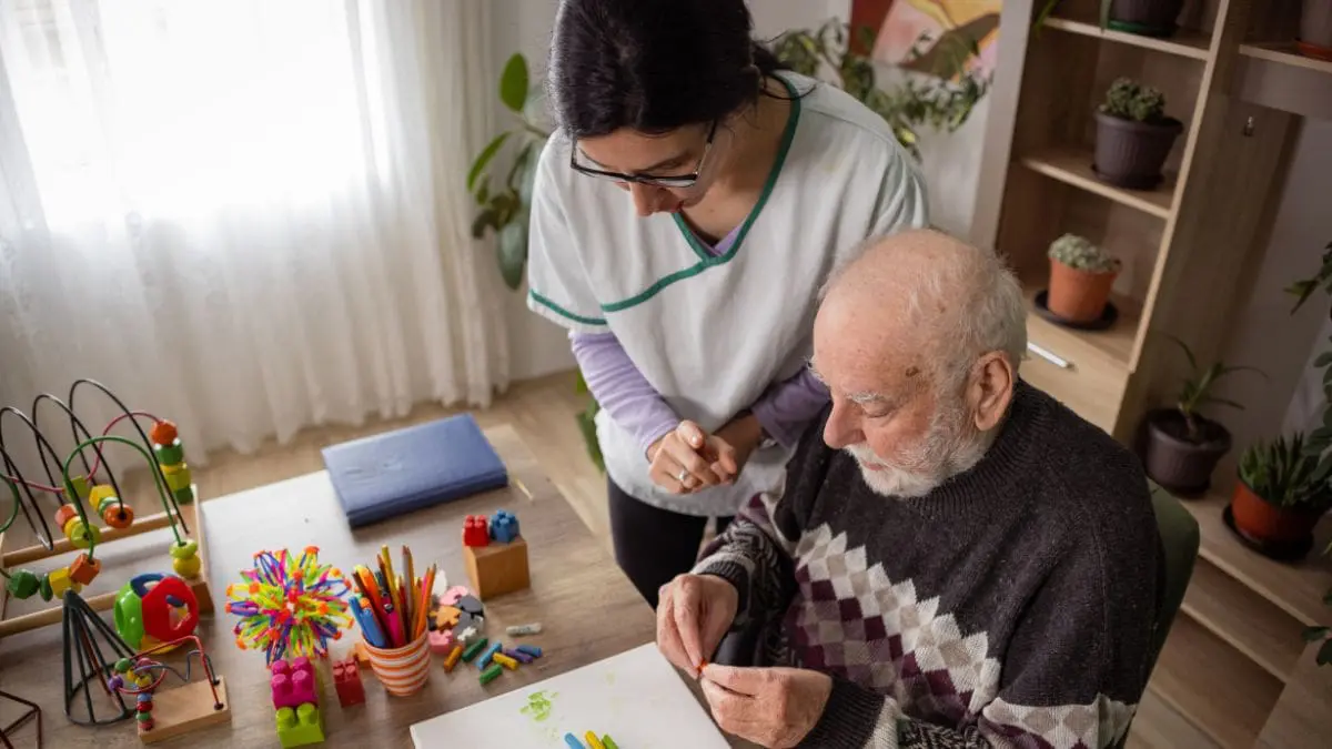 Pela primeira vez, um tratamento n&atilde;o tenta apenas amenizar o Alzheimer, mas interferir no processo biol&oacute;gico que o provoca