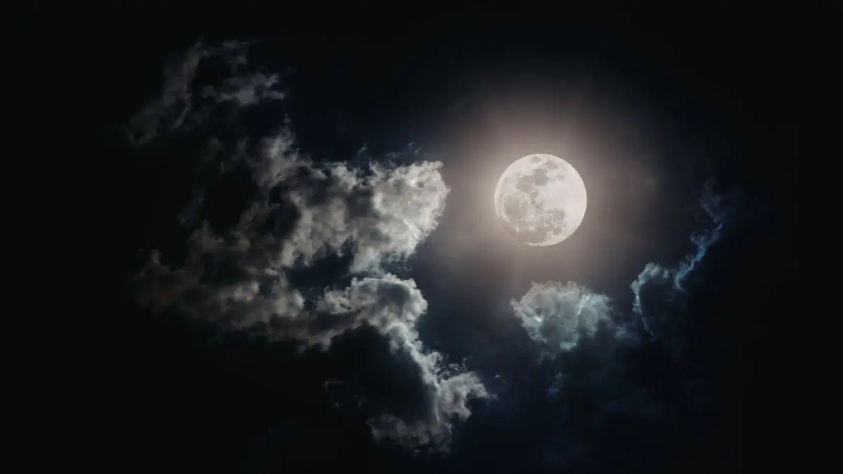 Em alguns anos, a Lua Cheia das Flores tamb&eacute;m coincide com o que os astr&ocirc;nomos chamam de microlua