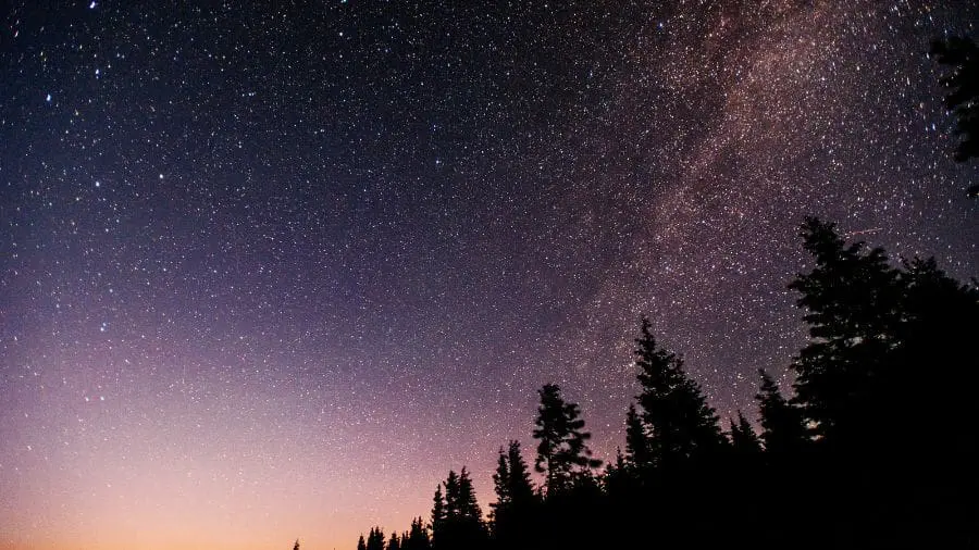 Noites de abril terão passagem de cometa e chuvas de meteoros Quem mora no Hemisfério Sul terá mais uma vez uma posição privilegiada para acompanhar o fenômeno.
