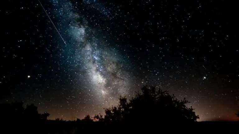 Noites de abril terão passagem de cometa e chuvas de meteoros