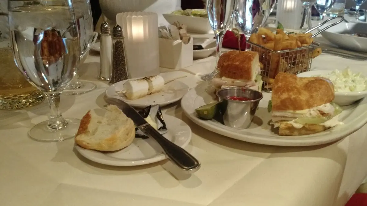 Esse tipo de comportamento ajuda a humanizar rela&ccedil;&otilde;es que, muitas vezes, s&atilde;o tratadas de forma mec&acirc;nica e impessoal.