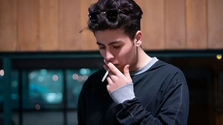 Reino Unido aprova proibição de cigarro para nascidos a partir de 2009