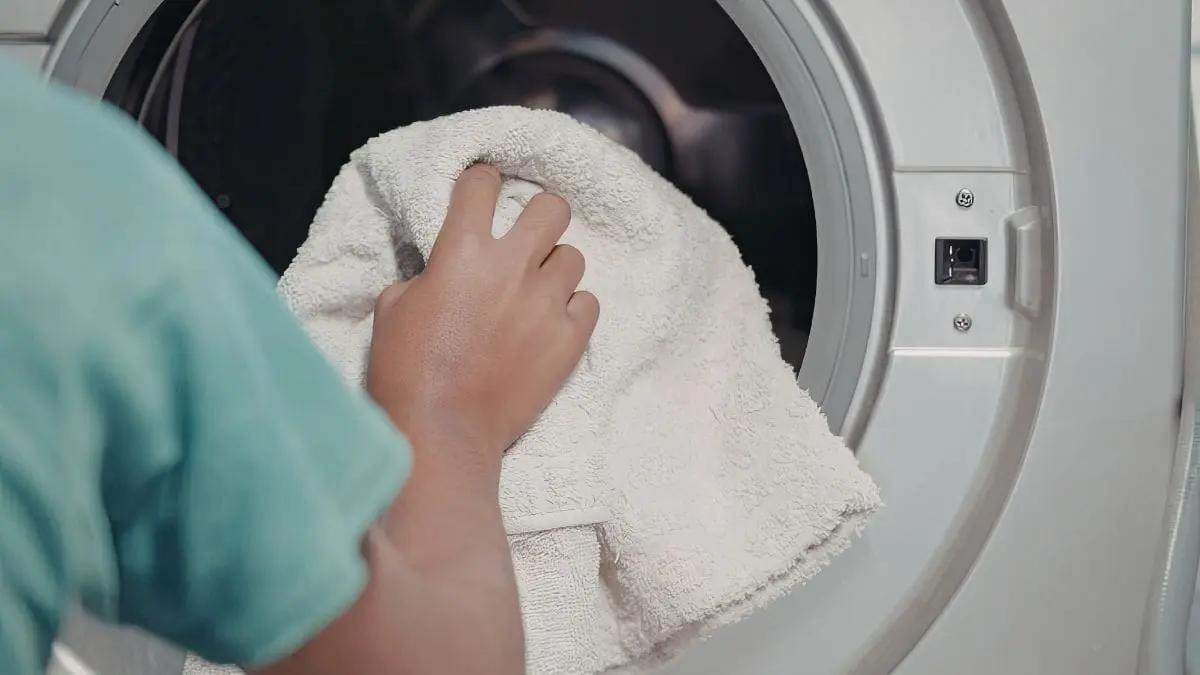 O segredo da Marinha para deixar as roupas brancas n&atilde;o est&aacute; em produtos caros, mas em pr&aacute;ticas simples feitas do jeito certo.