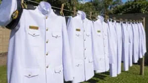 Conheça o segredo da Marinha para deixar as roupas brancas e impecáveis