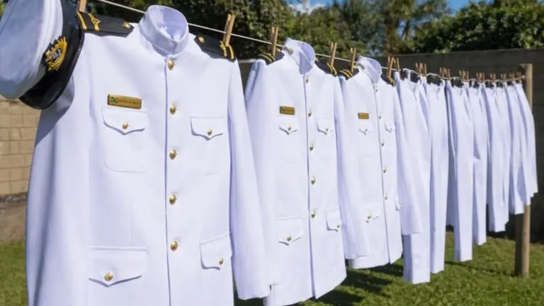 Conheça o segredo da Marinha para deixar as roupas brancas e impecáveis