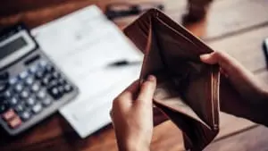 Ter dinheiro suficiente diminui estresse e ansiedade no dia a dia