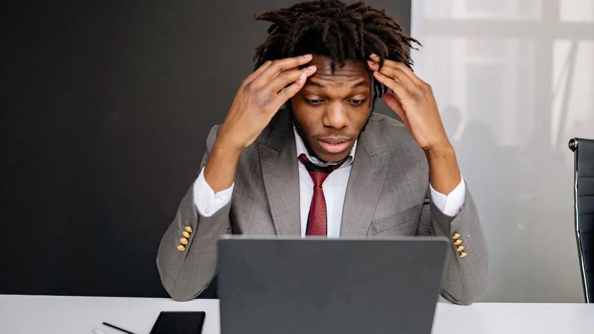 Se voc&ecirc; j&aacute; percebeu que o tremor nas p&aacute;lpebras aparece em per&iacute;odos mais corridos, n&atilde;o &eacute; coincid&ecirc;ncia.