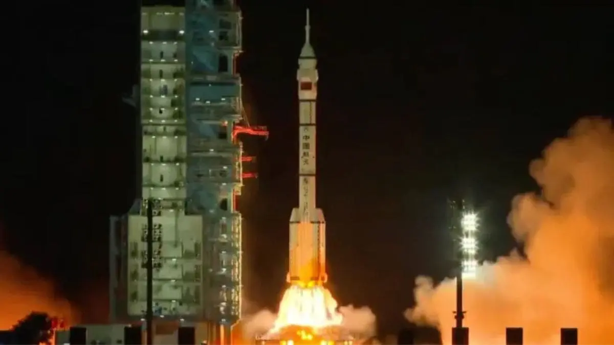 O lan&ccedil;amento aconteceu a bordo do foguete Longa Marcha-2F, no Centro de Lan&ccedil;amento de Sat&eacute;lites de Jiuquan, no deserto de Gobi