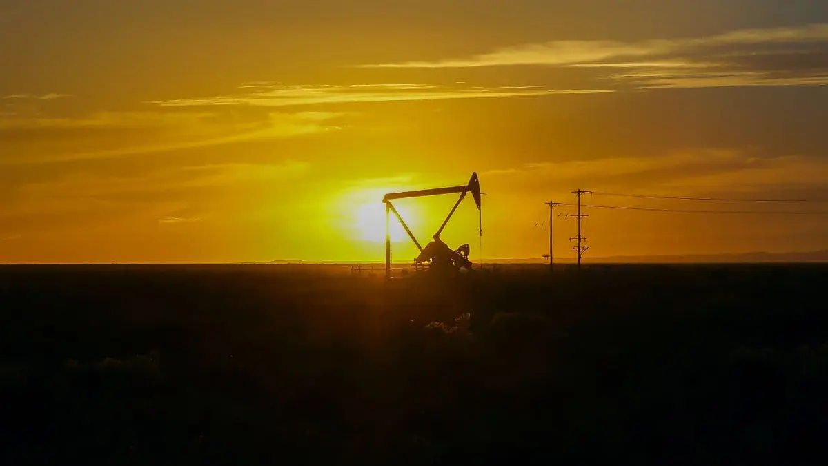 Agricultor do Ceará queria água, mas encontrou petróleo cru. E agora? Ter petróleo cru no solo não é o mesmo que ter uma jazida lucrativa. Às vezes, o custo para extrair é maior do que o valor do próprio recurso.