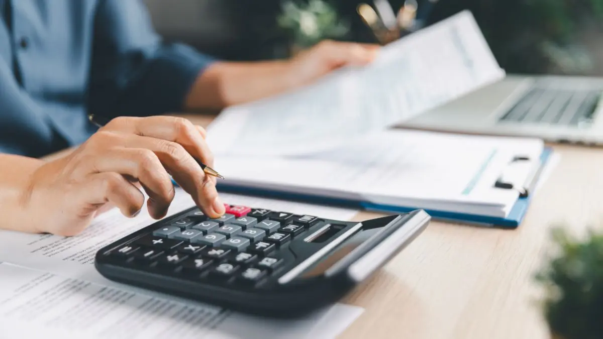 Carga tributária do Brasil: por que o consumidor sente tanto no bolso? Os relatórios analisados mostram que a carga tributária do Brasil gira entre 32% e 34% do PIB, um patamar próximo ao de países mais desenvolvidos