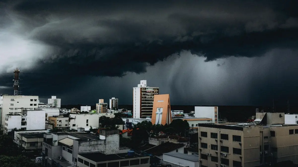 Ciclone extratropical coloca Brasil em alerta máximo nesse domingo O ciclone funciona como um “puxador” de umidade. Ele atrai grandes volumes de ar úmido e cria condições ideais para a formação de nuvens carregadas.