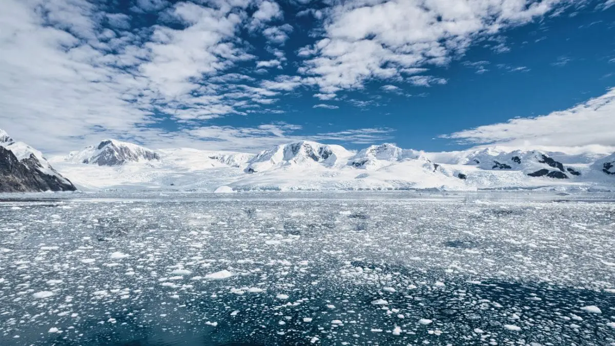 Cientistas revelaram que existe um mundo oculto sob o gelo da Ant&aacute;rtida, formado por montanhas, c&acirc;nions profundos, lagos invis&iacute;veis e rios que correm em dire&ccedil;&otilde;es consideradas imposs&iacute;veis