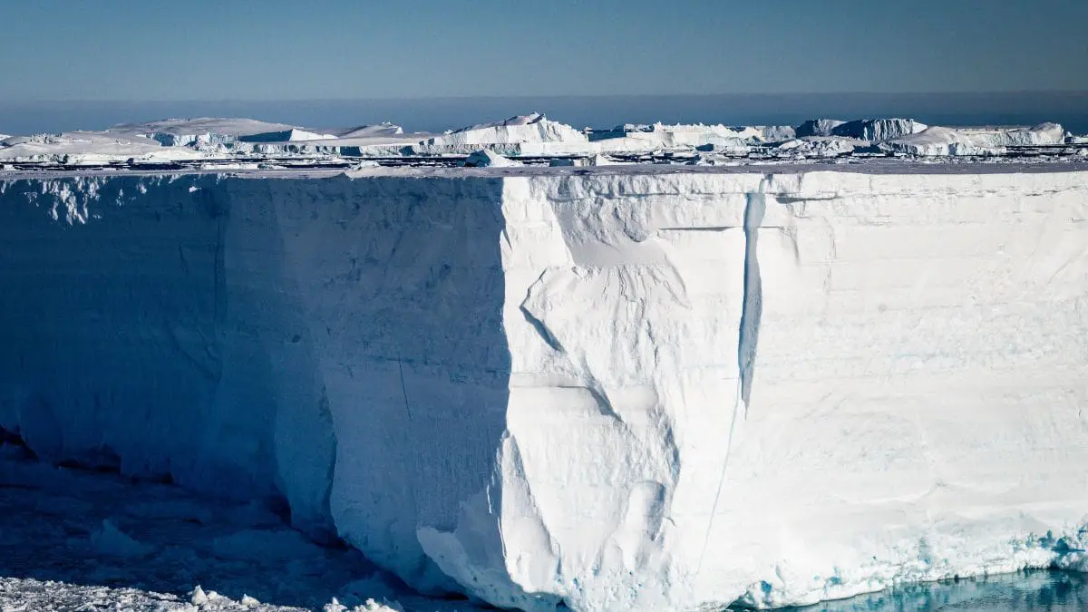 Os cientistas descobriram rios subglaciais capazes de correr &ldquo;montanha acima&rdquo; por causa da press&atilde;o extrema exercida pelo gelo da Ant&aacute;rtida.