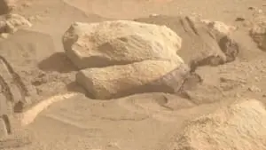 "Crânio de dinossauro" em Marte chama atenção em imagem da Nasa