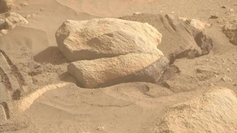 “Crânio de dinossauro” em Marte chama atenção em imagem da Nasa