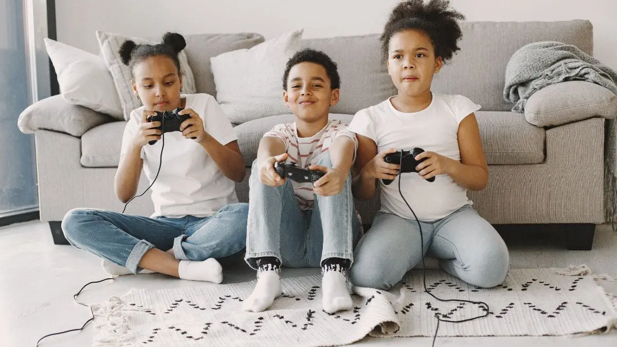 crian&ccedil;as que jogam videogame por tr&ecirc;s horas ou mais por dia tiveram melhor desempenho em tarefas cognitivas quando comparadas a crian&ccedil;as que nunca jogaram