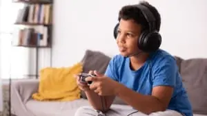 Crianças que jogam videogame têm melhor desempenho cognitivo, diz estudo