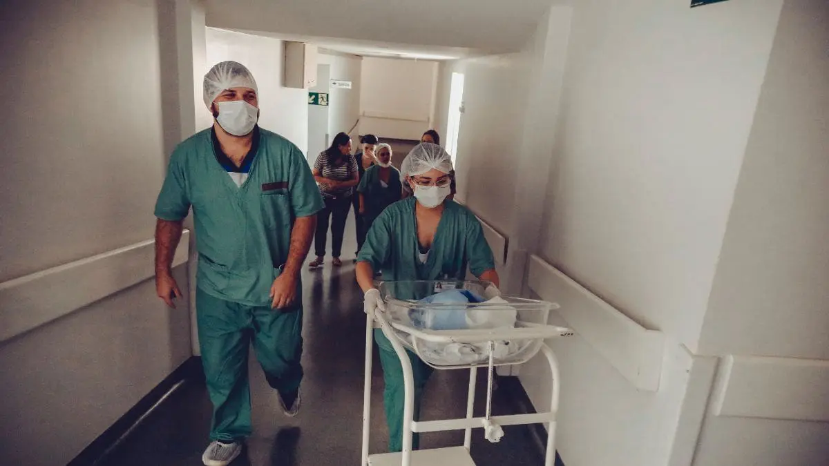 Para quem est&aacute; de fora, pode parecer detalhe. Para a enfermagem, pode ser um alerta capaz de salvar uma vida.