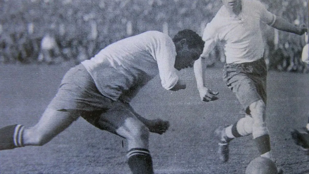 Jogador com deficiência fez história e foi herói na primeira Copa do Mundo Conhecido como “El Manco Divino”, ele perdeu parte do braço direito ainda na infância, mas se tornou um dos atacantes mais marcantes do futebol sul-americano nas primeiras décadas do século 20