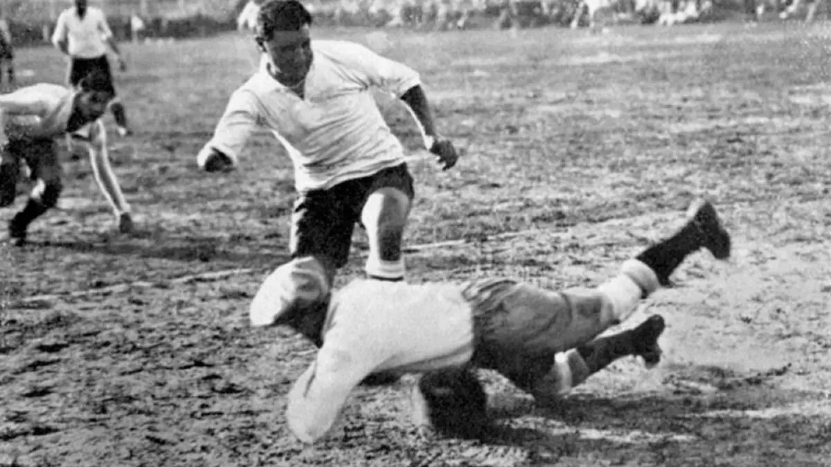 Jogador com deficiência fez história e foi herói na primeira Copa do Mundo O último gol da primeira final de Copa do Mundo foi marcado por um atleta que muita gente, anos antes, talvez julgasse incapaz de jogar profissionalmente.