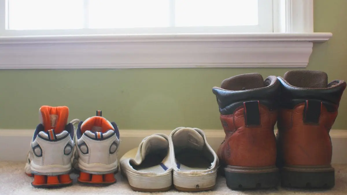 Estudos indicam que deixar os sapatos do lado de fora &eacute; uma das formas mais simples e eficazes de reduzir a exposi&ccedil;&atilde;o a contaminantes dentro de casa.