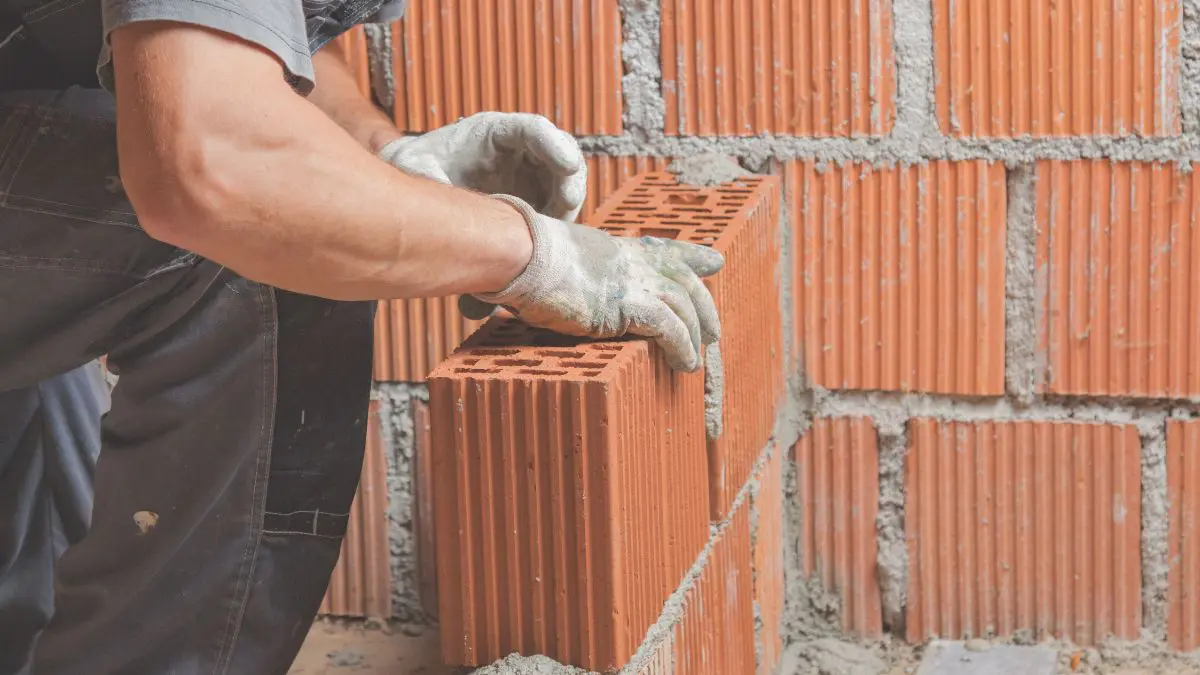 Em muitos casos, os brasileiros est&atilde;o enfrentando atrasos, abandono de obra, retrabalho e dificuldade para encontrar profissionais qualificados