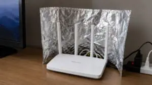 Gambiarra para melhorar o sinal do Wi-Fi com papel alumínio funciona?