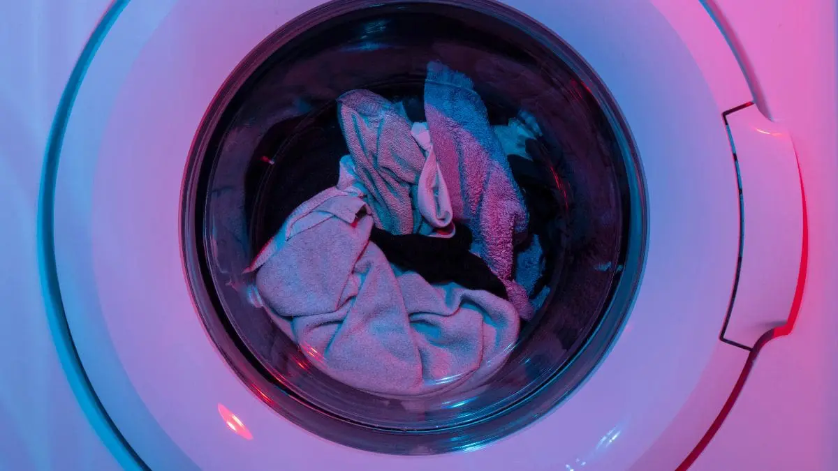 Pode lavar tênis na máquina? Veja o jeito certo para evitar mau cheiro A lavadora pode ser uma aliada na limpeza dos tênis, mas também pode virar uma inimiga se o calçado errado for colocado no ciclo errado.