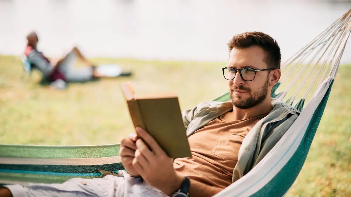 Ler é o hobby masculino mais atraente para as mulheres, segundo estudo Atividades excessivamente associadas apenas ao escapismo digital, discussões agressivas online ou vícios foram avaliadas negativamente pelas entrevistadas.