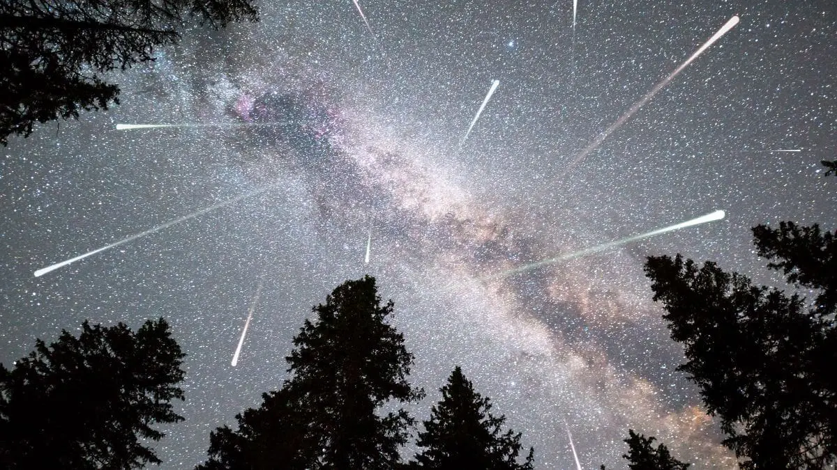 Maio ainda reserva outro evento impressionante: a chuva de meteoros Eta Aquar&iacute;deos