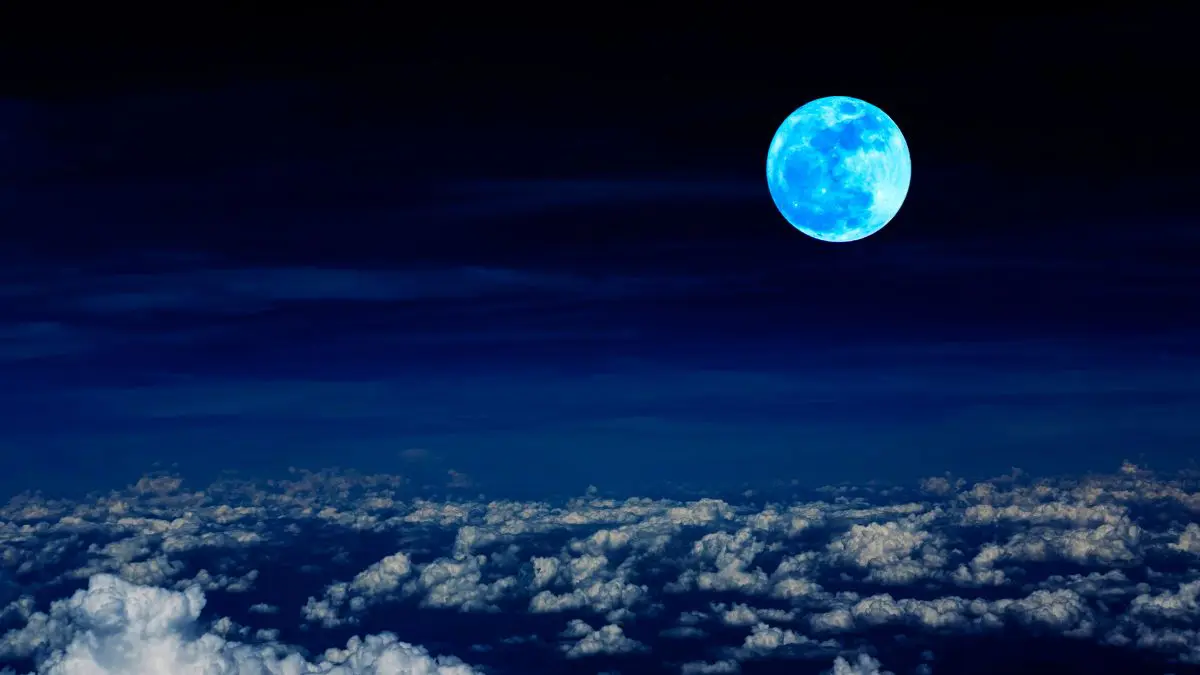 Olhe para o céu esta noite e veja a Lua Azul rara, menor ‘microlua’ do ano Na astronomia popular, uma Lua Azul ocorre quando duas luas cheias acontecem dentro do mesmo mês do calendário