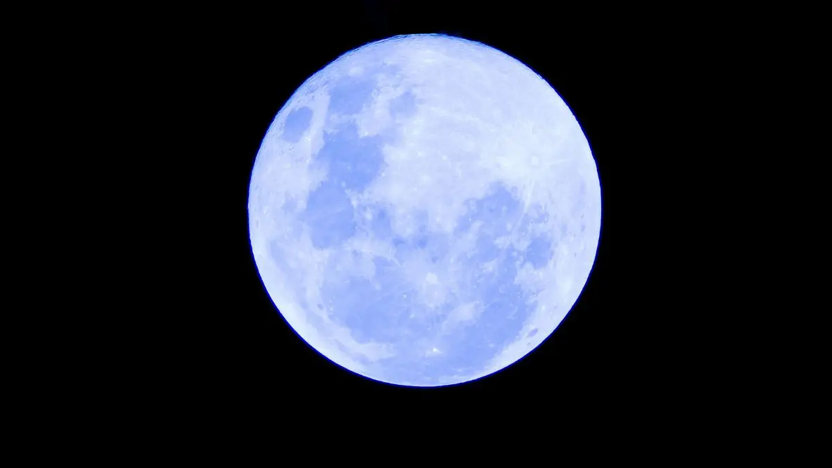 Olhe para o céu esta noite e veja a Lua Azul rara, menor ‘microlua’ do ano Às vezes, os maiores espetáculos do universo acontecem sem explosões, sem ruídos e sem pressa. Basta olhar para cima.