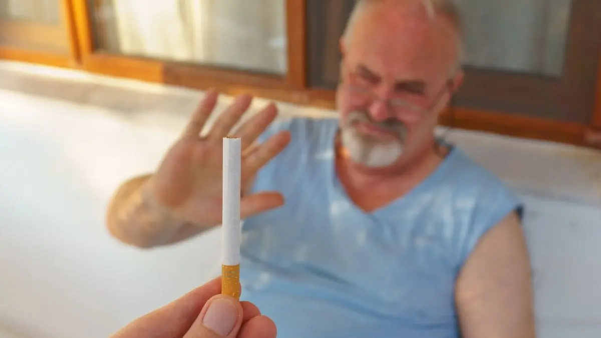 Parar de fumar traz benefícios mesmo na terceira idade, diz estudo Afinal, depois de décadas fumando, será que parar de fumar ainda faz alguma diferença real?