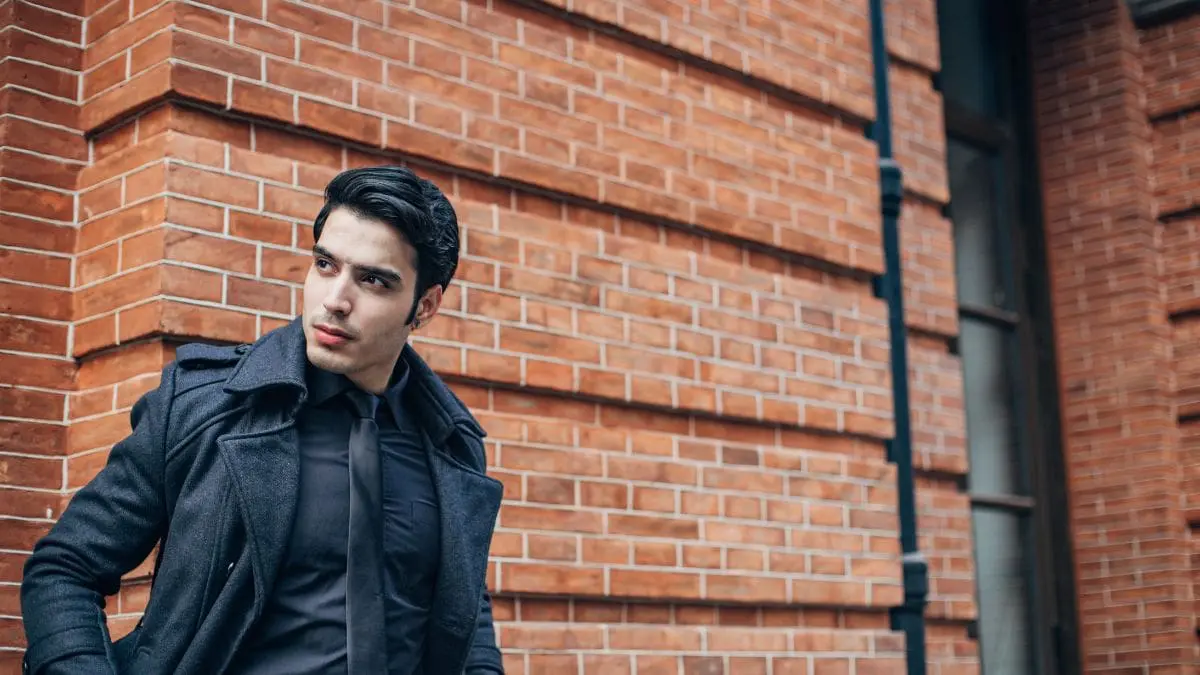 Pessoas que usam roupas pretas podem ser vistas como mais confiáveis e sérias O preto, por exemplo, é frequentemente associado a elegância minimalista. Diferente de cores extremamente vibrantes, ele transmite discrição e firmeza ao mesmo tempo.
