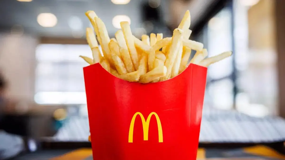 Senador dos EUA diz que maconha é mais segura que batatas do McDonald's A comparação com batatas fritas não deve ser lida apenas como uma frase engraçada. Ela ajuda a perguntar por que certos riscos são tratados como escolhas individuais