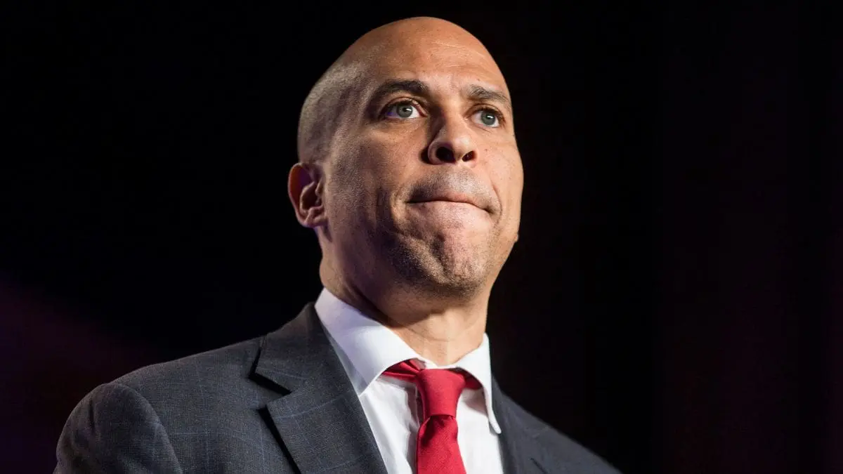 Senador dos EUA diz que maconha é mais segura que batatas do McDonald's A fala de Cory Booker tem um contexto político claro. Ele é um defensor antigo da reforma das leis sobre cannabis nos Estados Unidos