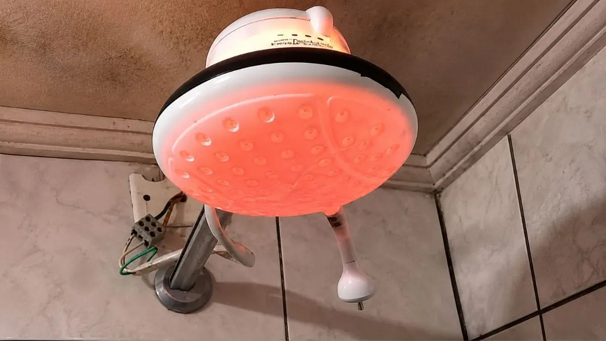 O chuveiro parece um aparelho simples, mas por tr&aacute;s dele existe uma das maiores correntes el&eacute;tricas presentes dentro de uma casa.