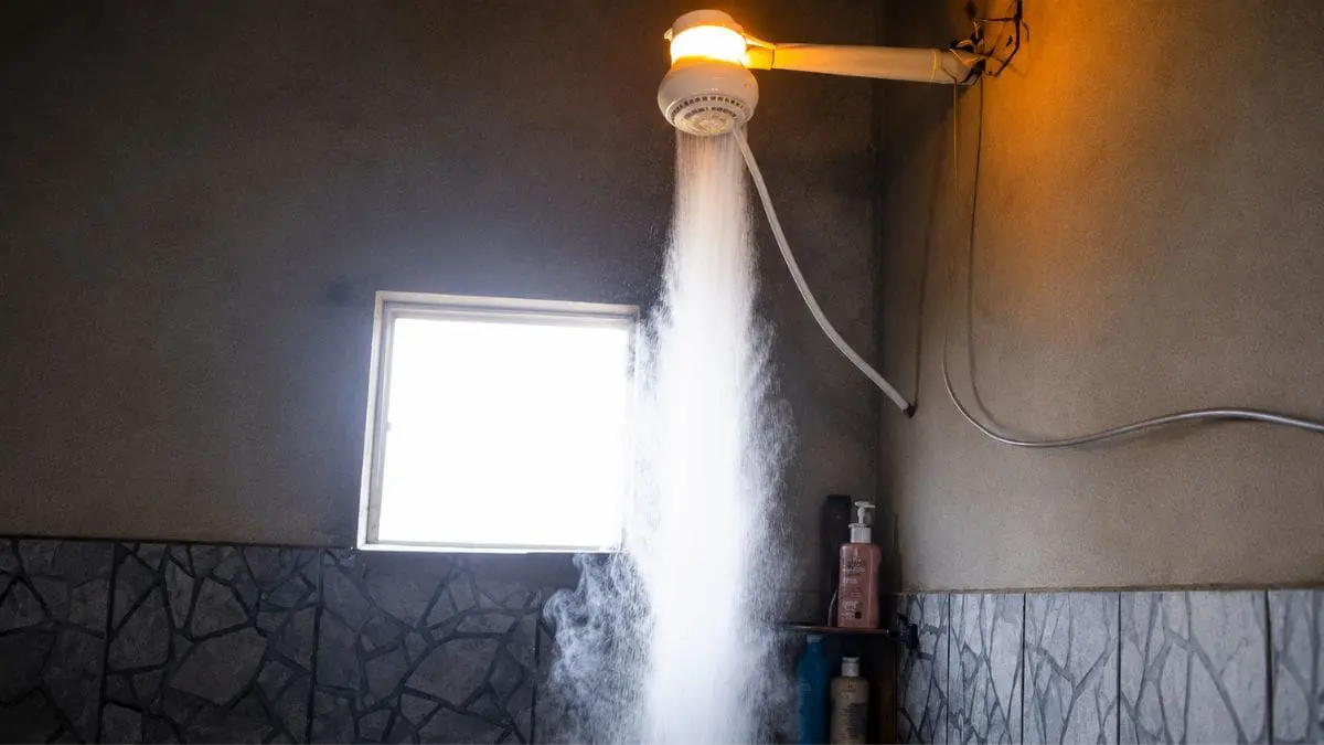 Um simples formigamento durante o banho pode indicar falhas graves de aterramento ou fuga de corrente el&eacute;trica.