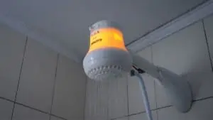 Trocar a temperatura com o chuveiro ligado pode ser muito perigoso