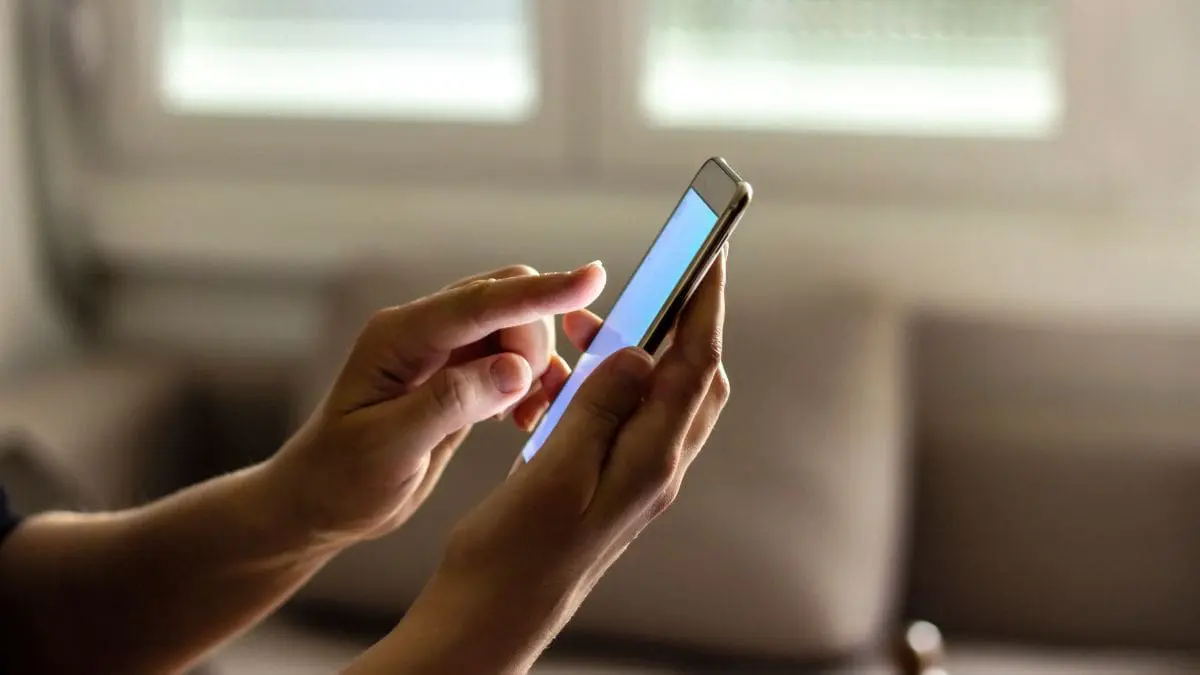 Um estudo publicado na revista cient&iacute;fica PLOS One apontou que usar celular no banheiro est&aacute; associado a um aumento de 46% no risco de hemorroidas