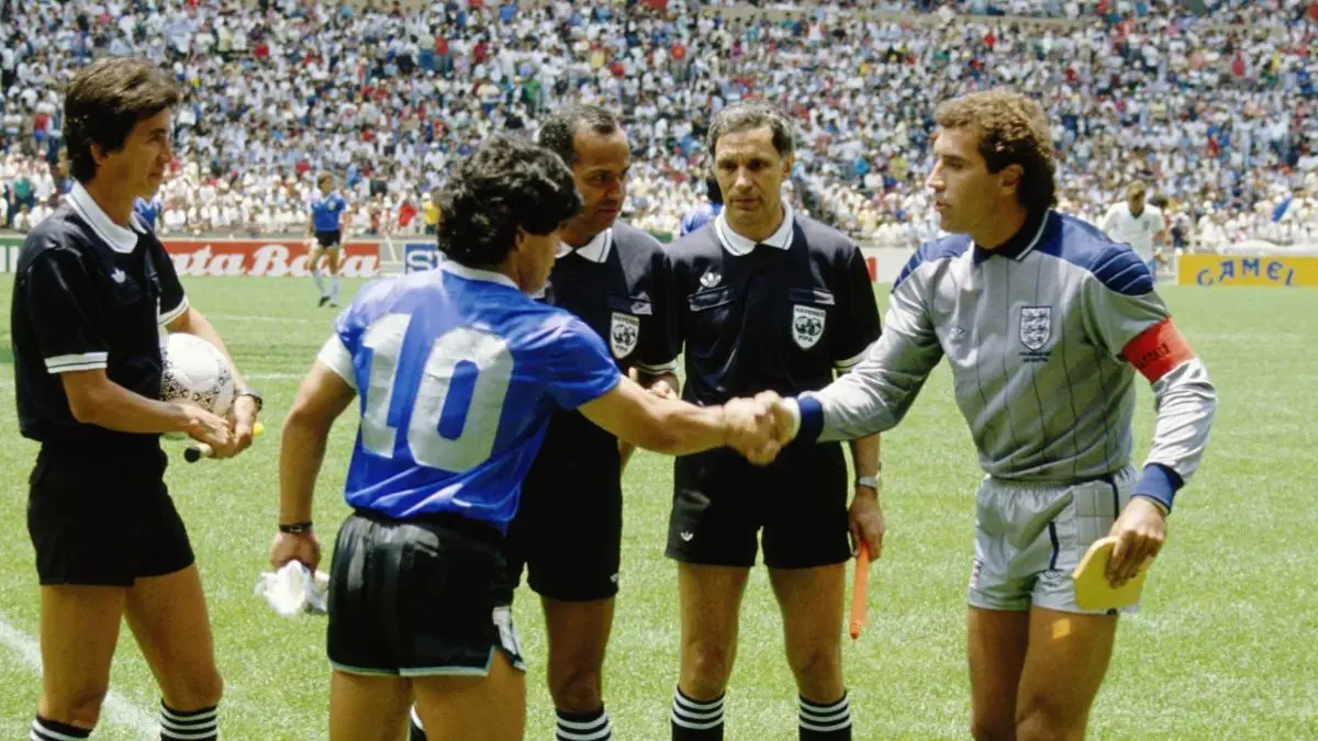 Maradona cumprimenta o goleiro ingl&ecirc;s Peter Shilton antes de Argentina x Inglaterra em 1986  &bull; David Cannon/Getty Images