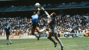 'Mão de Deus': há 40 anos, Maradona imortalizava o polêmico gol de mão