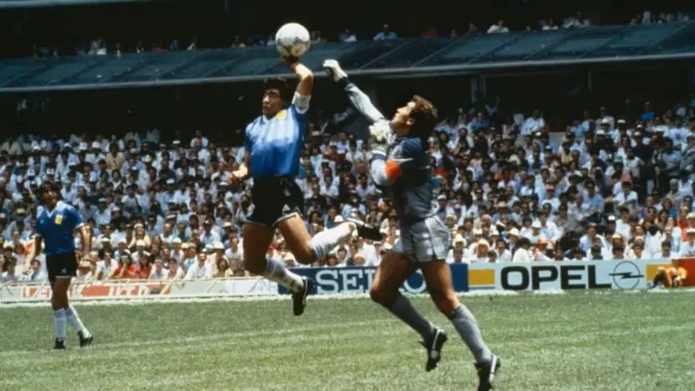 ‘Mão de Deus’: há 40 anos, Maradona imortalizava o polêmico gol de mão