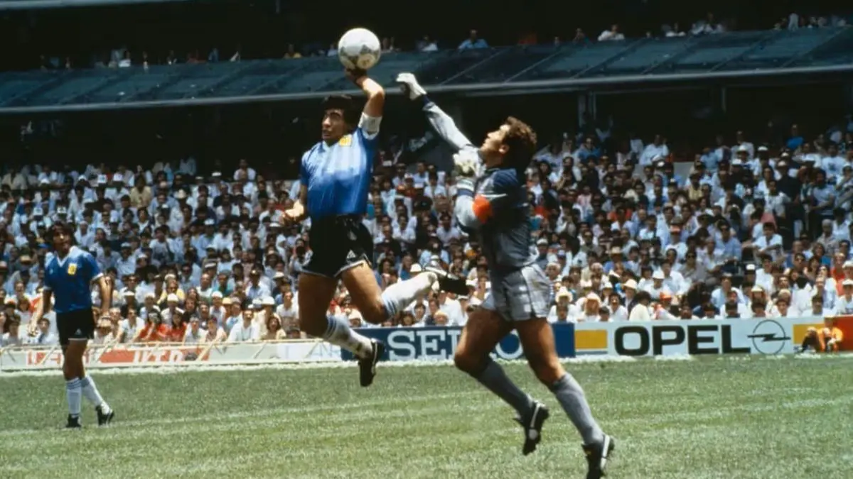 'Mão de Deus': há 40 anos, Maradona imortalizava o polêmico gol de mão