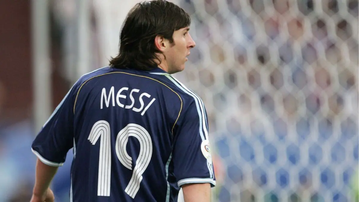 Aos 38 anos, Messi quebra sete recordes em estreia histórica na Copa 2026 Seu primeiro gol em Mundiais aconteceu em 2006, contra Sérvia e Montenegro, quando tinha apenas 18 anos.
