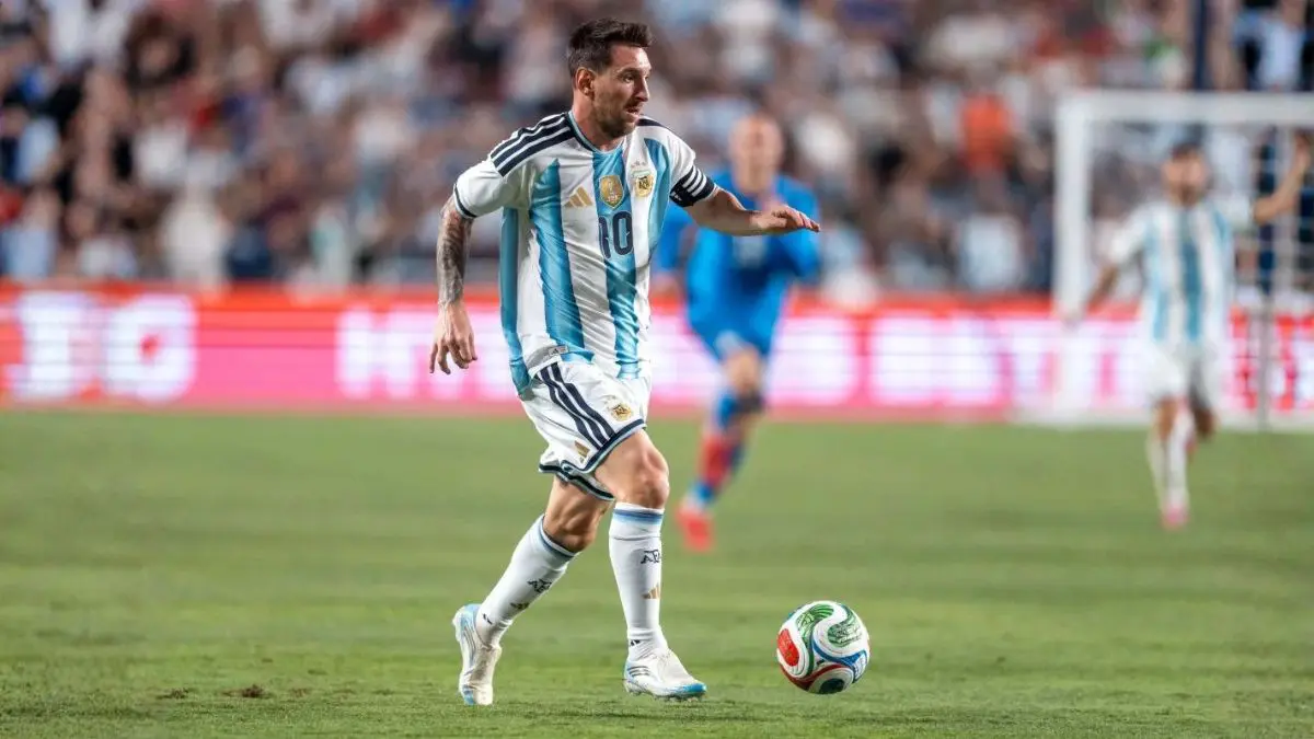 Aos 38 anos, Messi quebra sete recordes em estreia histórica na Copa 2026 A participação em seis Mundiais reforça uma combinação impressionante de talento, longevidade, preparo físico e regularidade em alto nível durante mais de duas décadas.