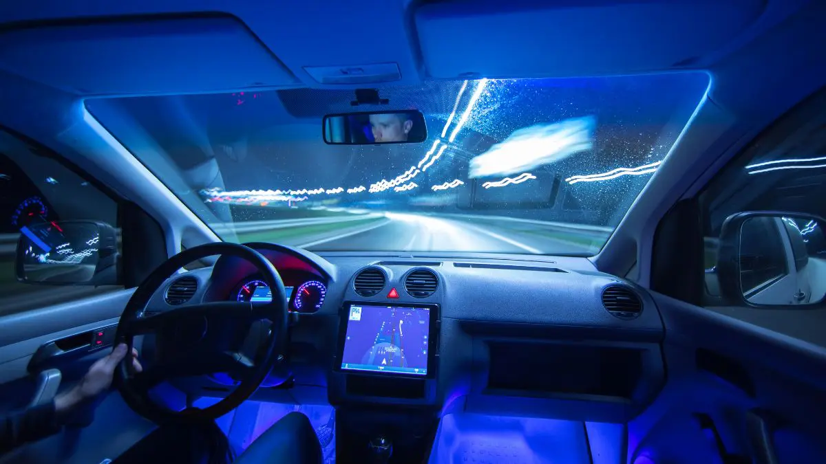 Segundo Ashok Elluswamy, chefe de intelig&ecirc;ncia artificial da companhia, o motorista teria assumido o controle do ve&iacute;culo ao pressionar o acelerador em 100%, anulando a atua&ccedil;&atilde;o do sistema.