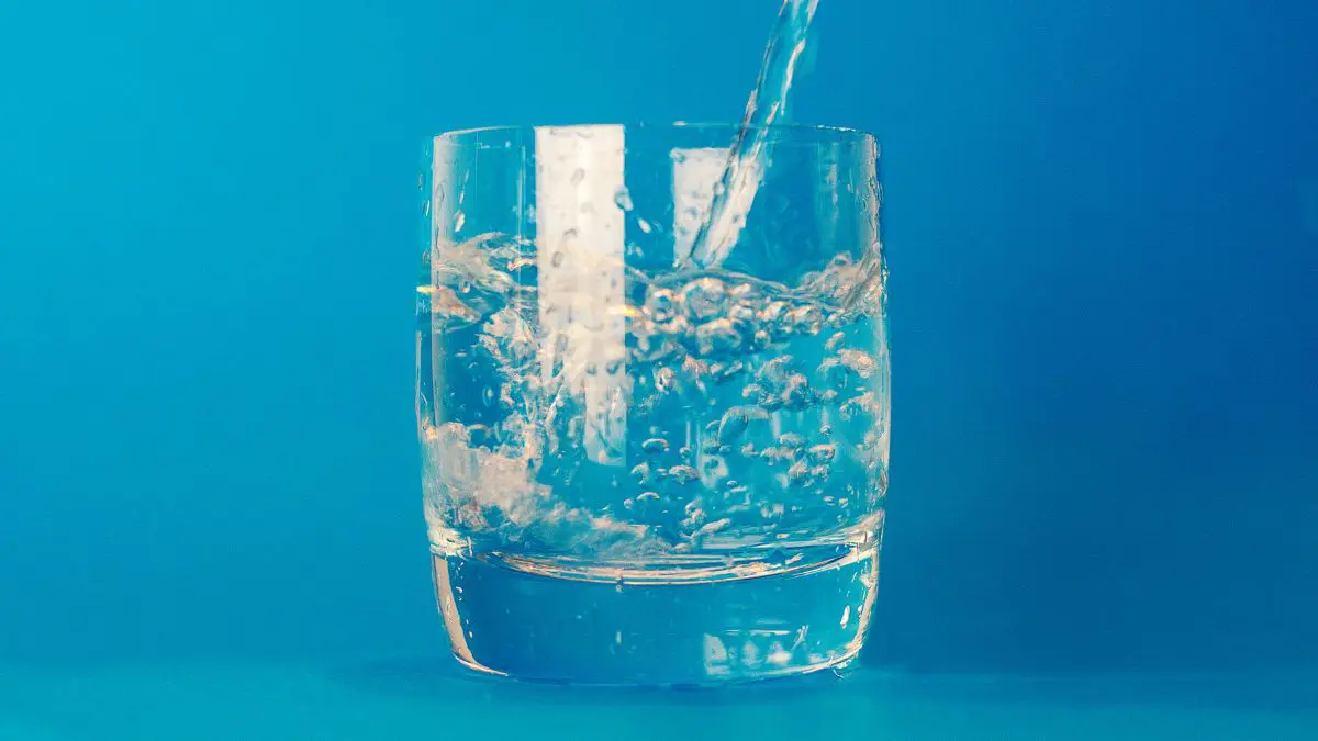 Anvisa suspende lote de água Crystal em 4 estados após detectar bactéria Quando um produto alimentício apresenta qualquer indício de risco à saúde, a retirada preventiva do mercado é uma das medidas mais importantes para proteger os consumidores.