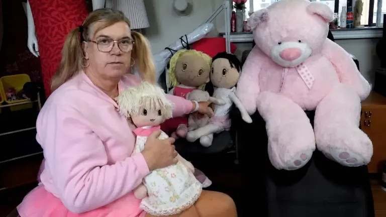 Canadense, marido e pai de 7, larga tudo para se tornar garotinha de 6 anos
